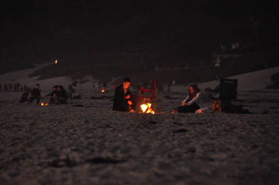 No final da tarde, muitas fogueiras na praia em Carmel, no litoral da Califórnia, nos Estados Unidos